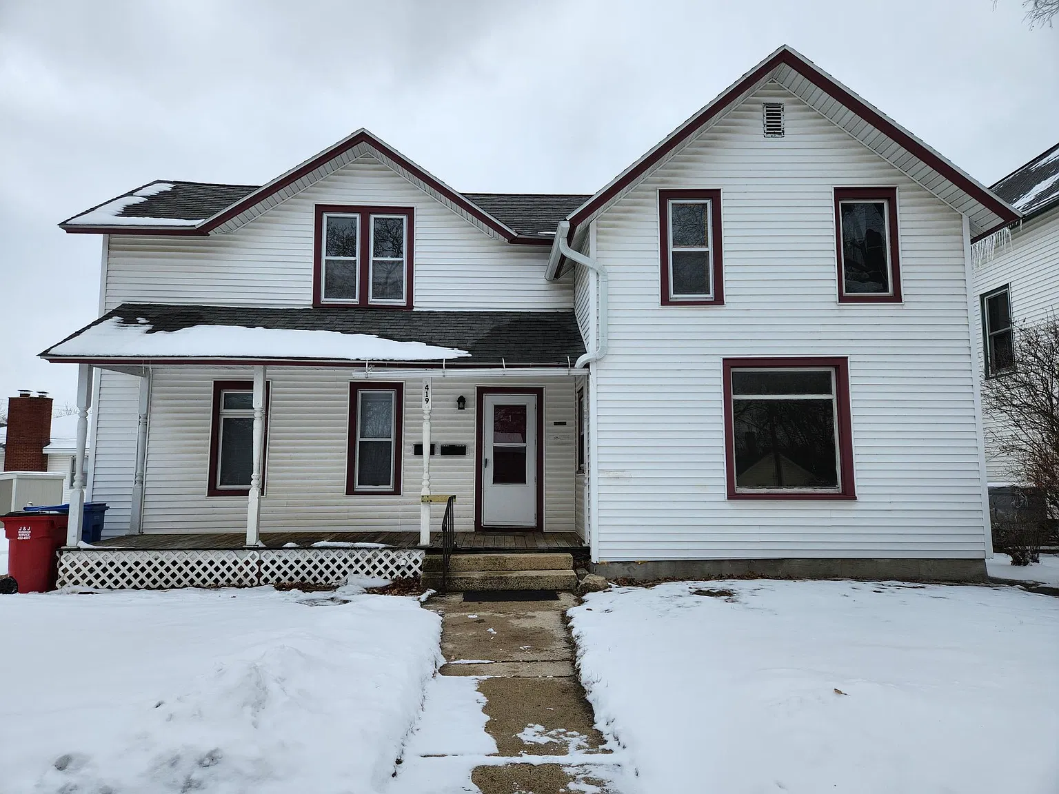 3 bed, 900 sqft, $1,200 — Photo 1