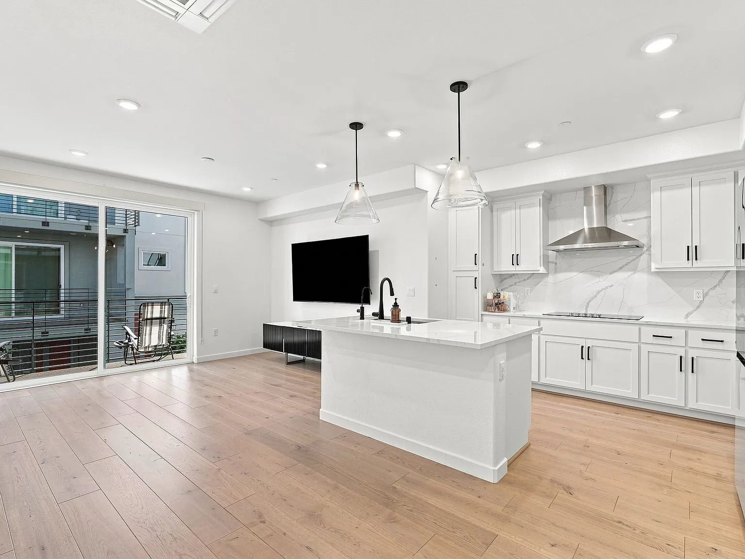 3 bed, 2.5 bath, 1536 sqft, $5,500 — Photo 3