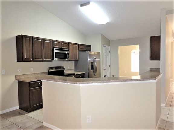 4th image of 1702 SW Penrose Ave