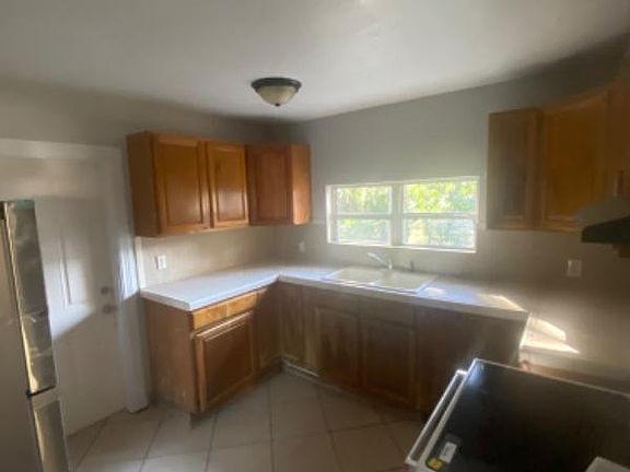 5th image of 1625 NE 8th Ave