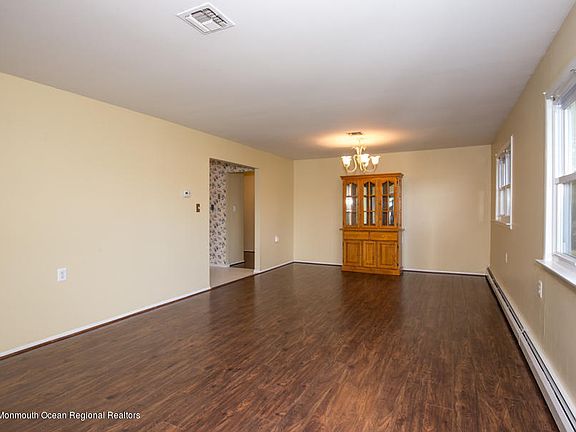 3rd image of 163 Harrington Dr N