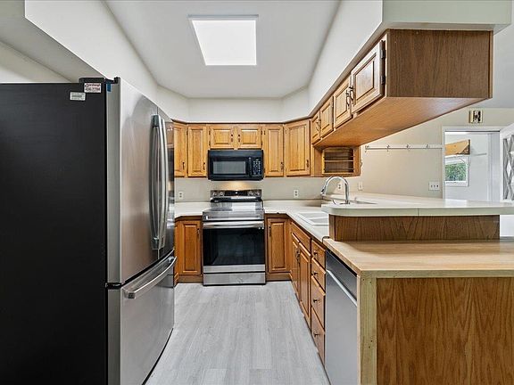 5th image of 289 Jade St