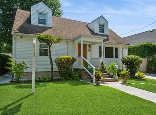 144 Linden St, Roslyn Heights, NY 11577
