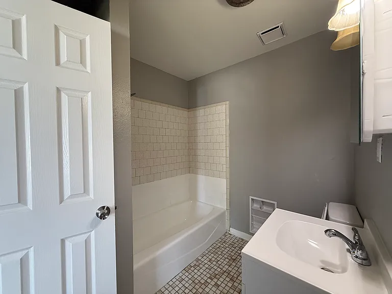 923 18th St #4 — Photo 7