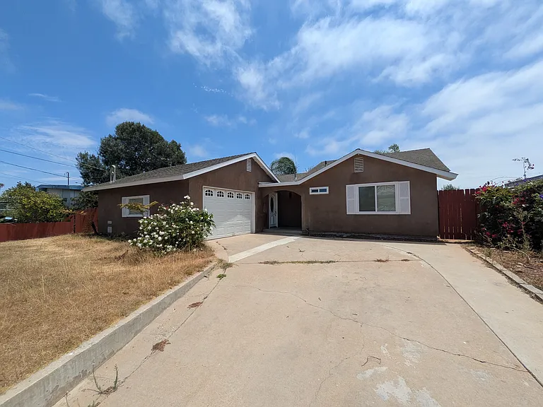 817 Hickory Ct — Photo 1