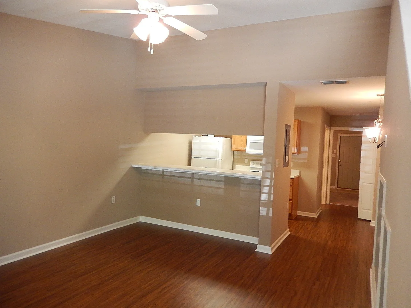 Awesome 3/3 In Great Location, W/ Vaulted Ceilings, W/D, Large Bedrooms, & More! $1525/Month Avai... — Photo 2
