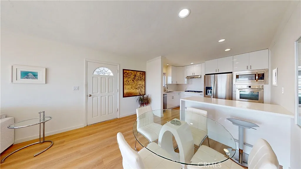 2 bed, 900 sqft, $6,300 — Photo 2