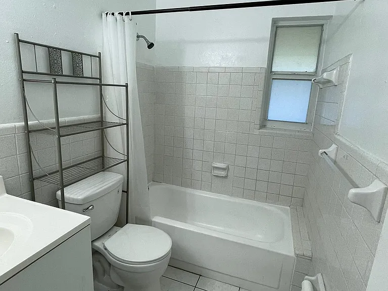 6400 NE 18th Ave #11 — Photo 2