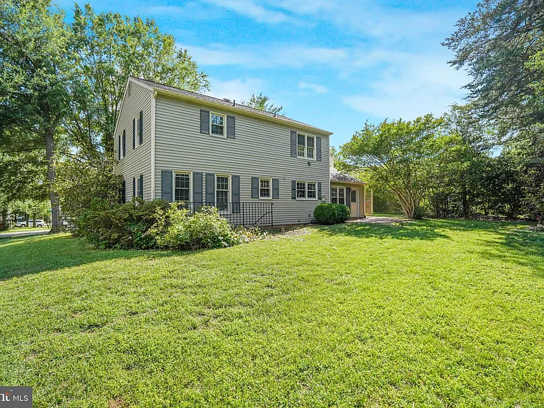 629 Lancaster St — Photo 5