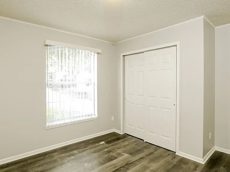 1126 E Brookwood Bluff Rd — Photo 15