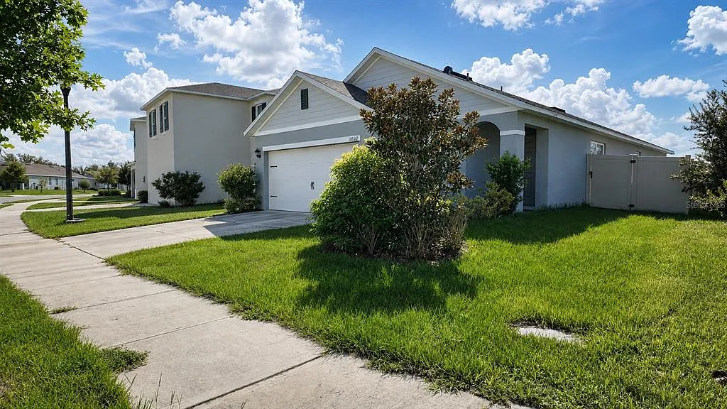 3 bed, 2.0 bath, 1529 sqft, $2,100 — Photo 3
