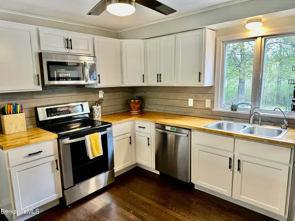 585 Elm St, Pittsfield, MA 01201