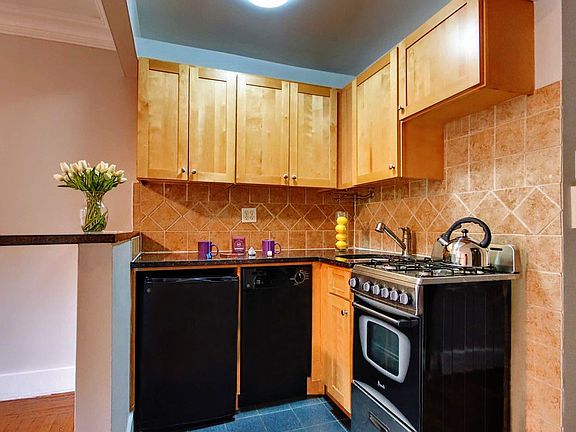 3rd image of 128 Saint Marks Pl APT 2C
