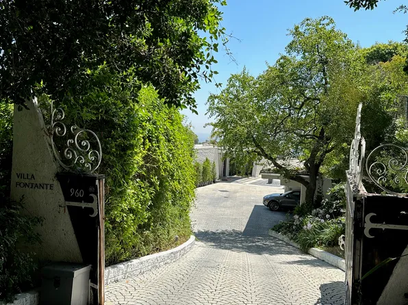 960 Stradella Rd, Los Angeles, CA 90077