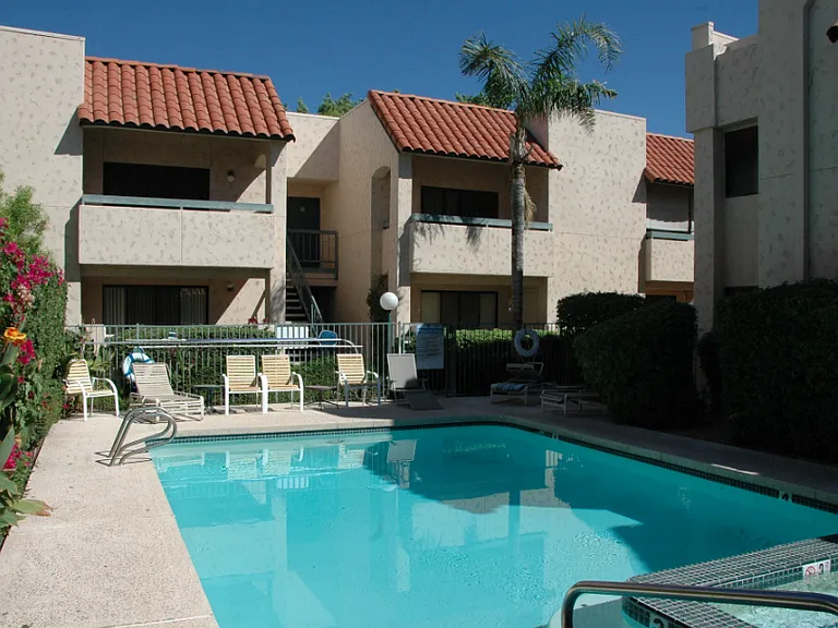 Laurel Lane — Photo 4
