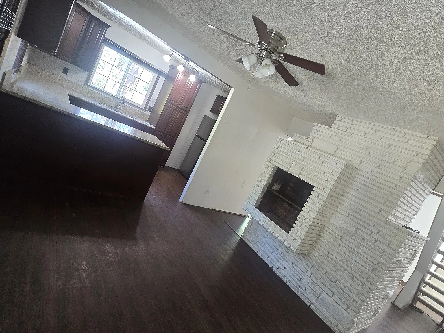 3 bed, 1408 sqft, $2,500 — Photo 2