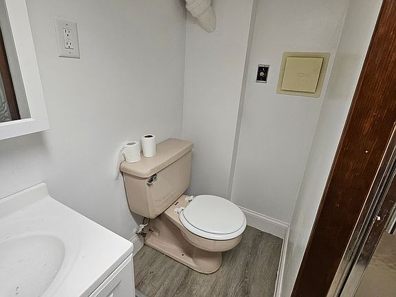 3rd image of 1004 Woodland Ave #6