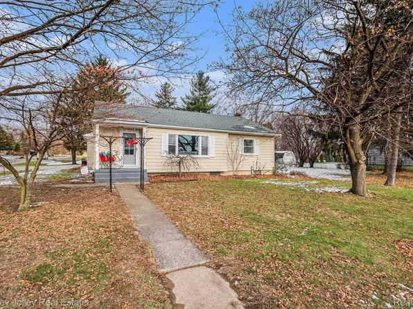 7903 Laurel St, Brighton, MI 48116