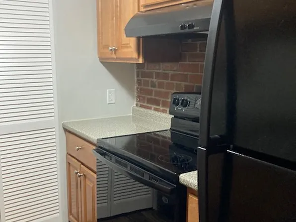26 Greentree Ln APT 12, Weymouth, MA 02190