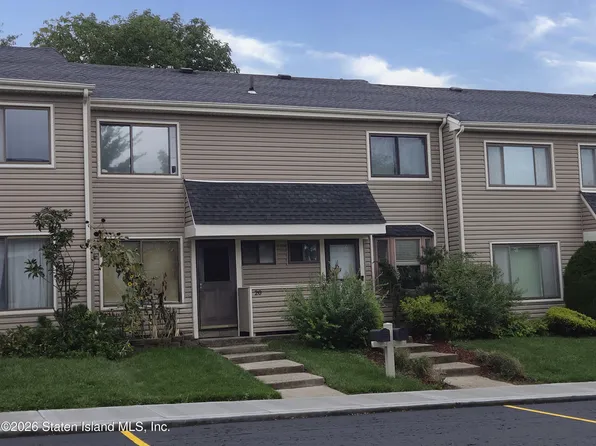 20 Arrowood Ct #526, Staten Island, NY 10309