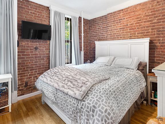 3rd image of 103 Charles St APT 2RE