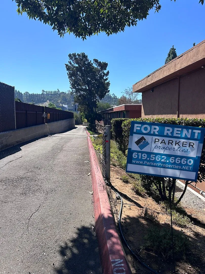 4bed/2 Bath Home Available Now! Near Major Freeways And So Much More! — Photo 2