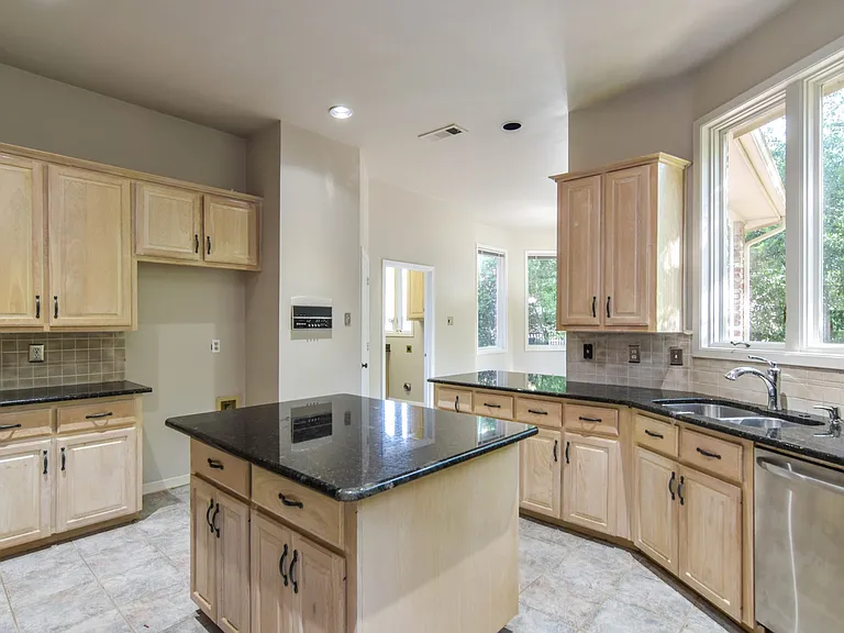 1113 Shady Oaks Cir — Photo 10