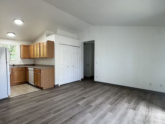 4th image of 543 Hanover St