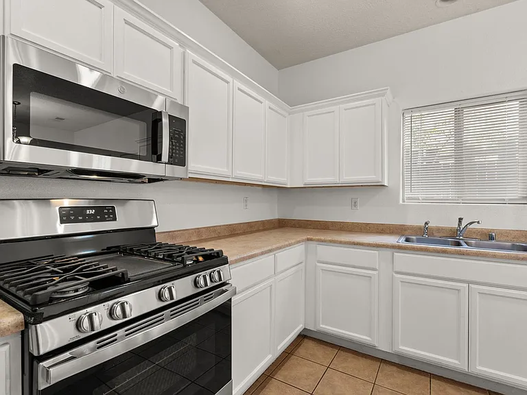 2406 Broadway Blvd NE — Photo 12