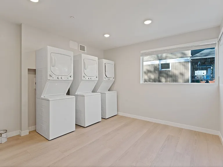McKinnley Apartments - Luxury Studios! — Photo 13