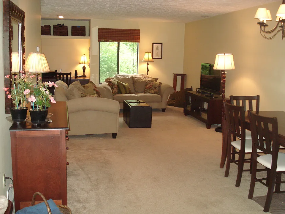 1571 W Pond Dr