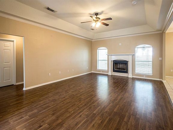 3rd image of 1706 Oakwood Dr
