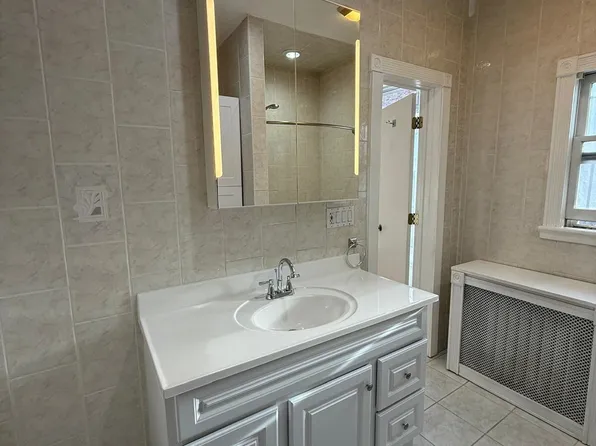 207 Jewett Avenue image 9 of 14