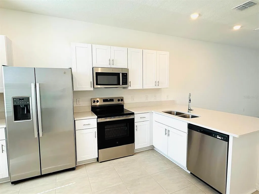 2 bed, 2.5 bath, 1023 sqft, $1,600 — Photo 2
