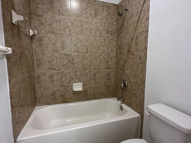 1035 NE 10th Ave — Photo 15