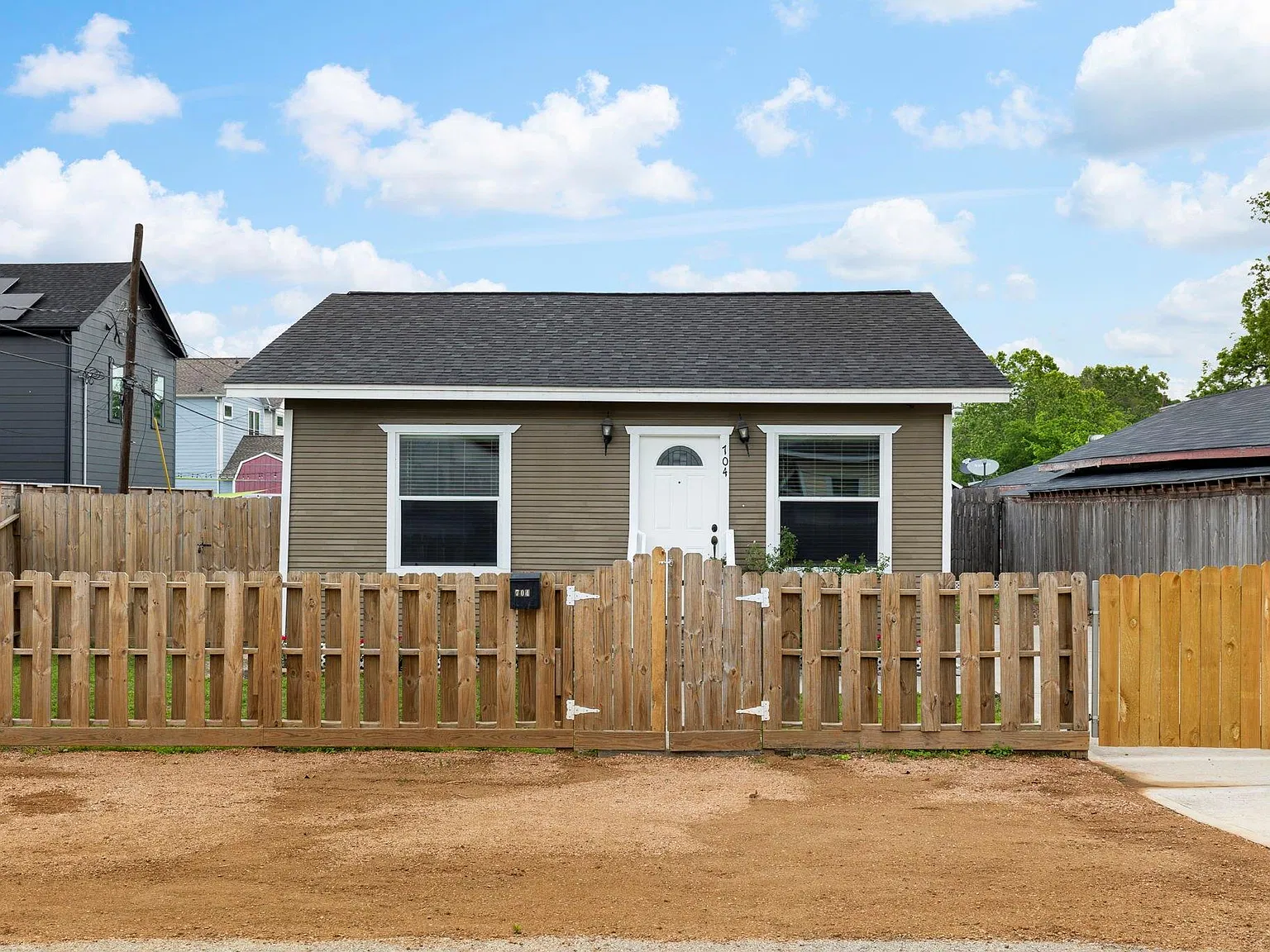 3 bed, 3.0 bath, 1056 sqft, $2,000 — Photo 2
