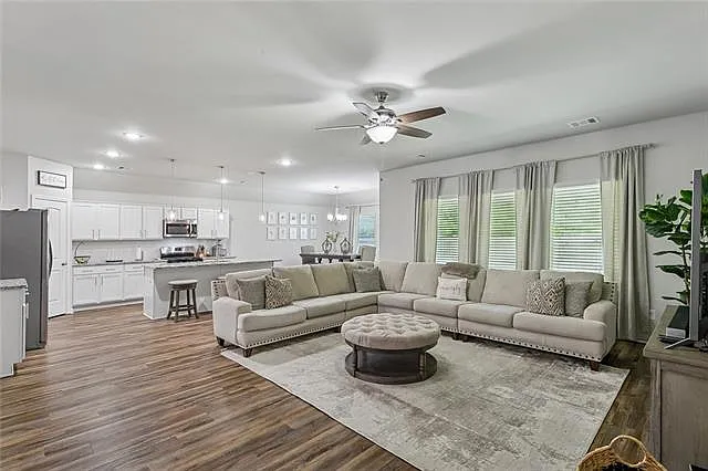 4 bed, 3.0 bath, 2473 sqft, $2,600 — Photo 2