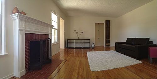 COMFORTABLE LIVING ROOM