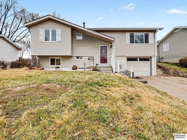 10612 Nicholas St, Omaha, NE 68114