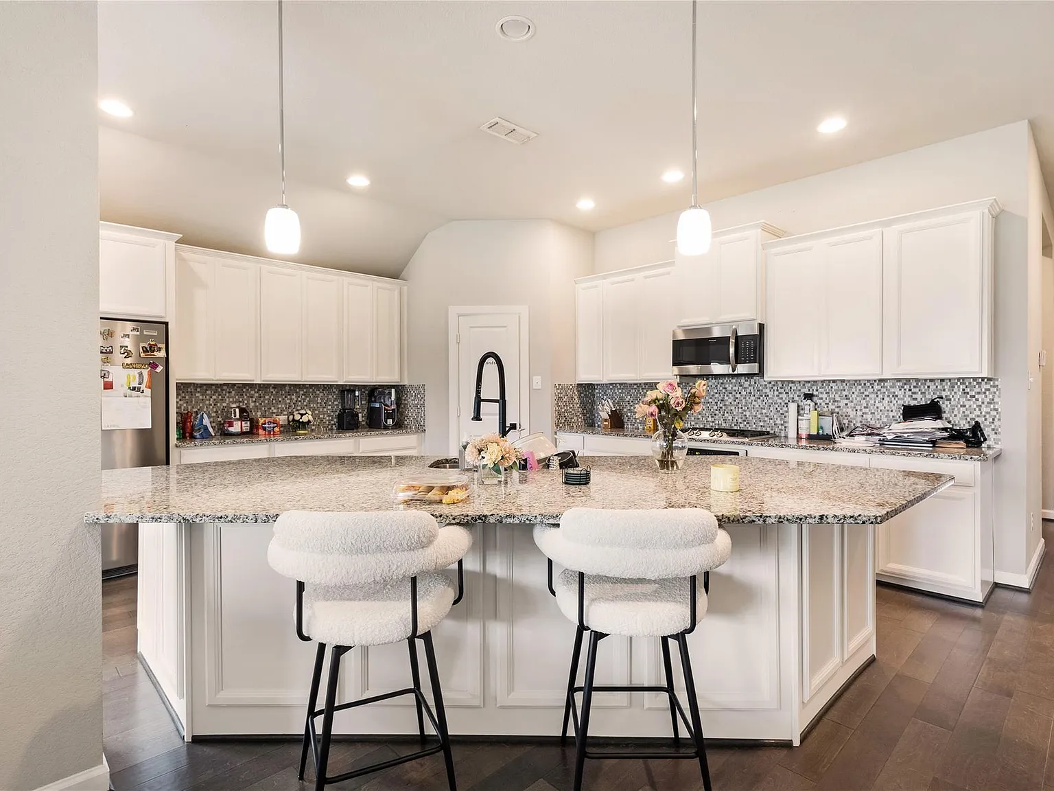 3 bed, 2.0 bath, 2320 sqft, $3,000 — Photo 3