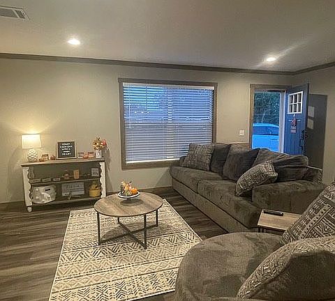 4th image of 810 Avenue E SE