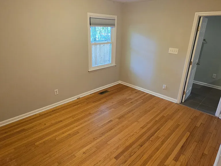 813 E Davie St — Photo 14