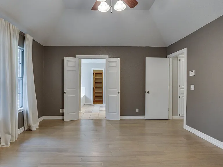 2701 Shady Tree Ln — Photo 23