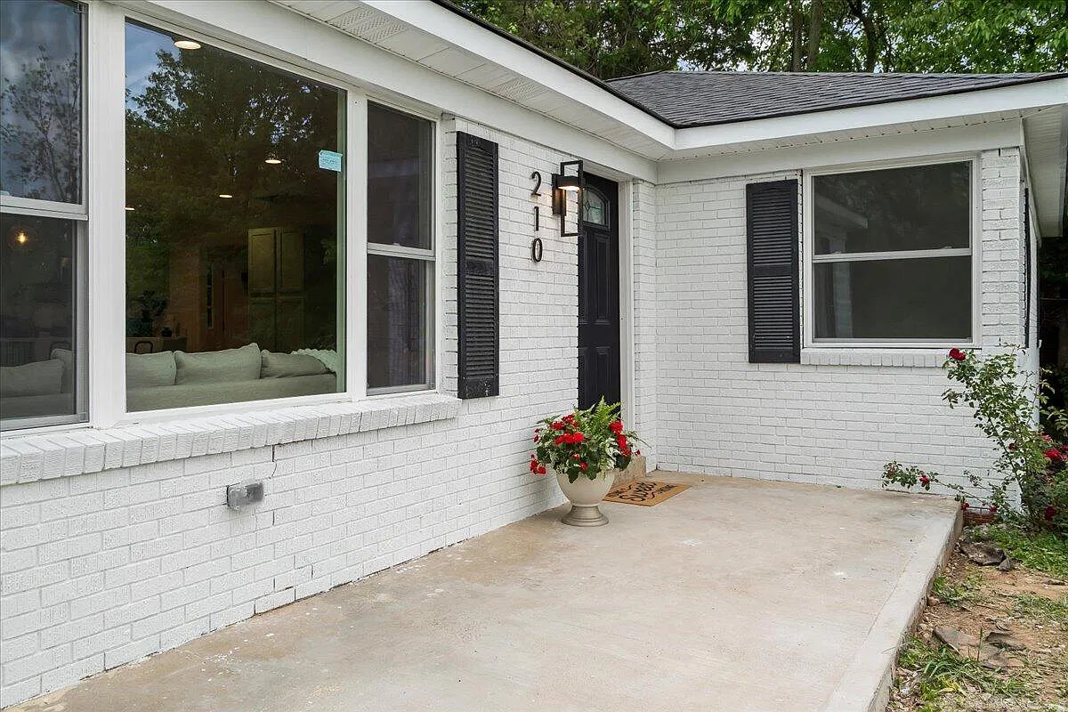 3 bed, 2.0 bath, 1456 sqft, $1,900 — Photo 2