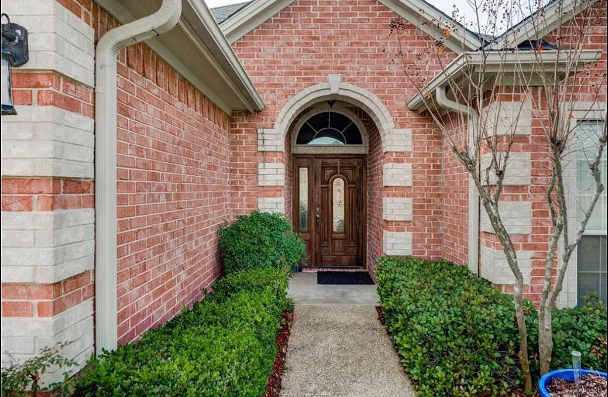 4016 Pomel Dr — Photo 2
