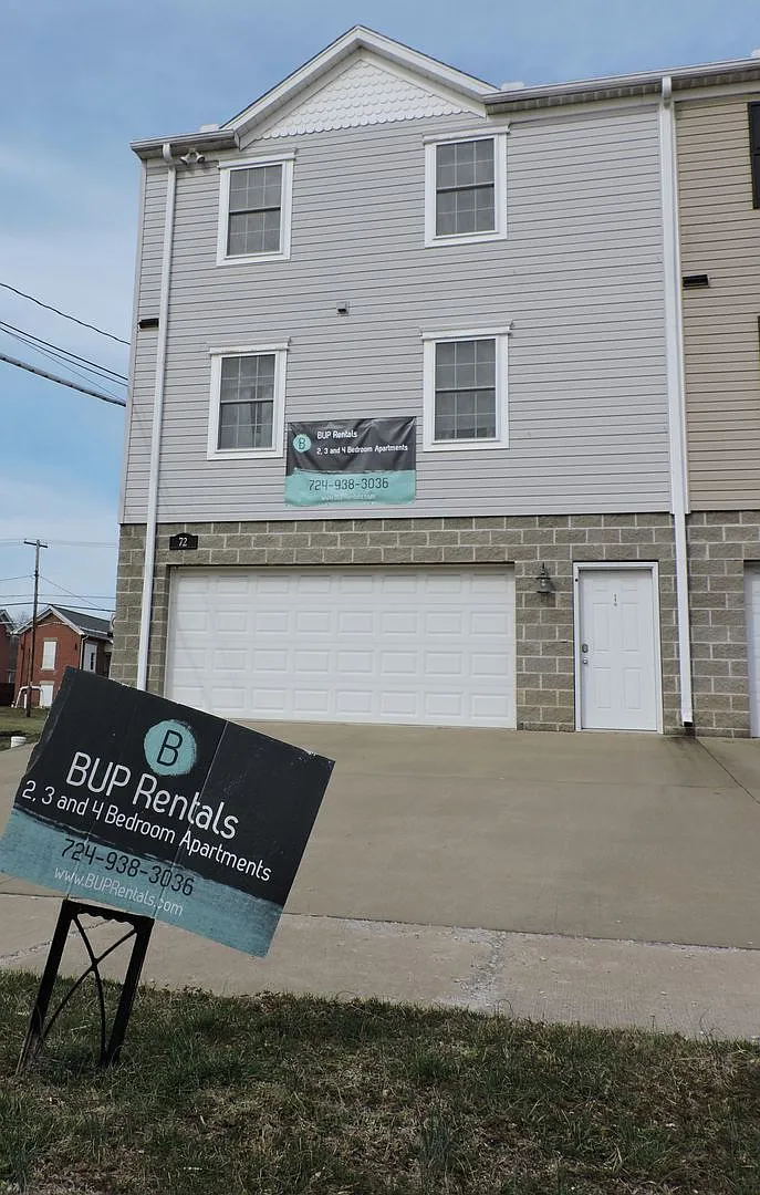 3 Bedroom 2 Bathroom Townhome with 2 Car Garage — Photo 2