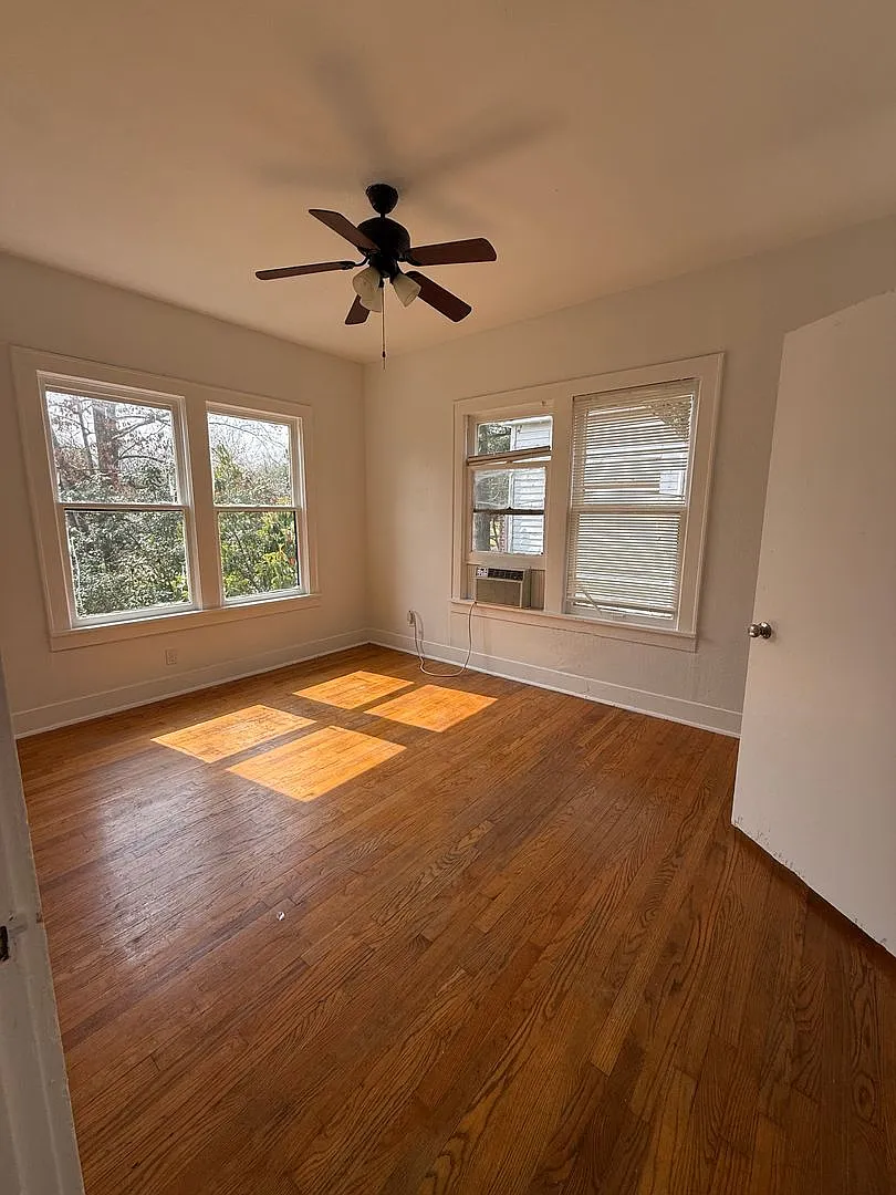 202 College St — Photo 3