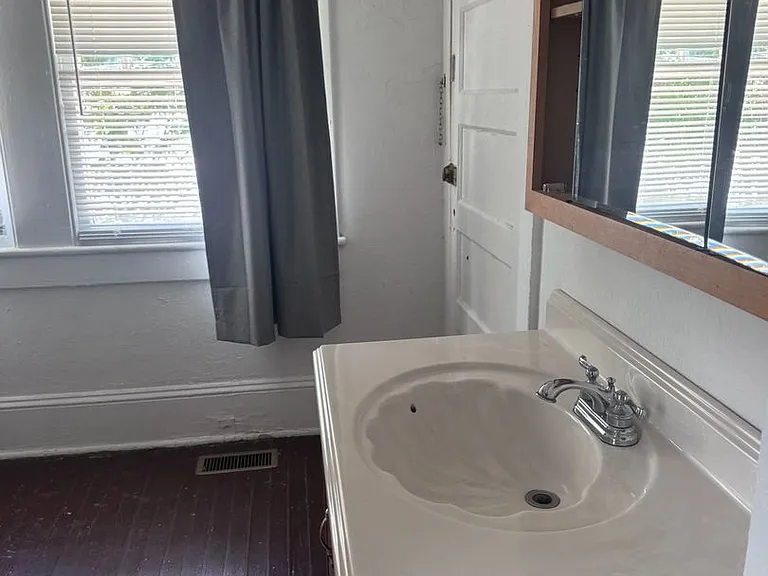 209 S Summit St — Photo 7