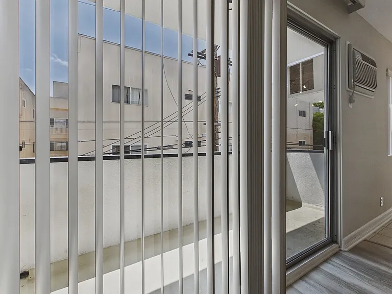 115 Doheny Apartments — Photo 60