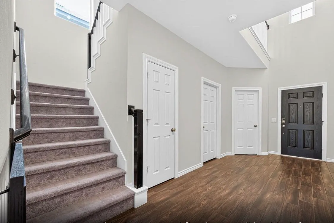 4 bed, 2700 sqft, $3,300 — Photo 2